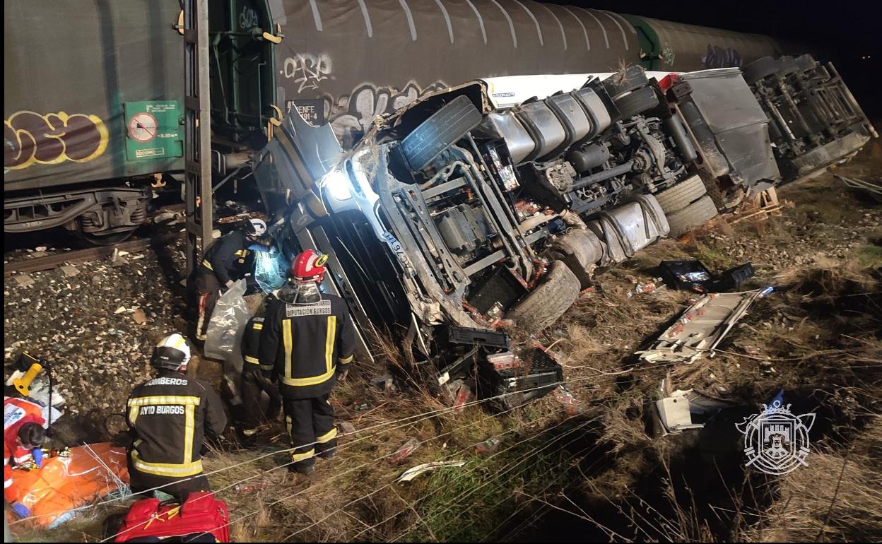 Herido el conductor de un camión tras salirse de la AP 1 caer por un