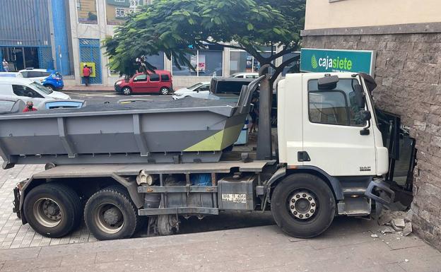Un camión se empotra contra una sucursal bancaria en Taco
