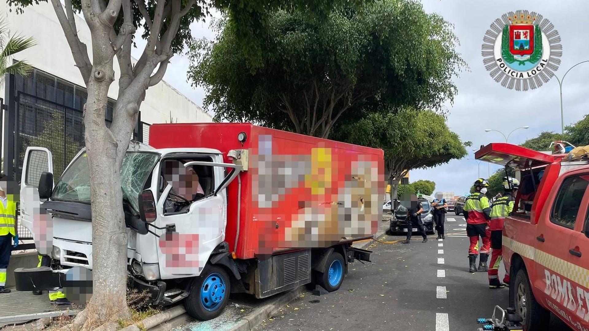 Choca Contra Un Rbol Y Queda Atrapado En El Interior Del Veh Culo En