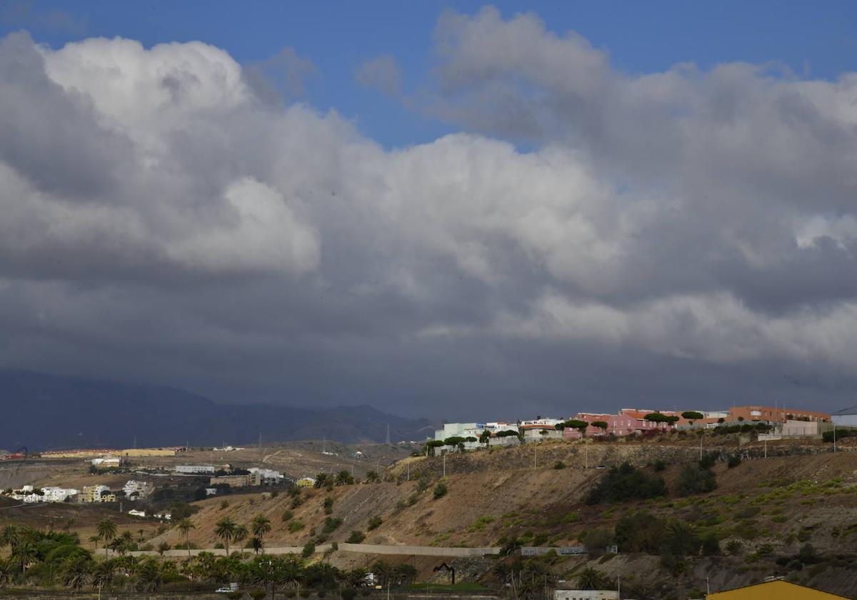 Intervalos nubosos y lluvias débiles para este lunes en Canarias