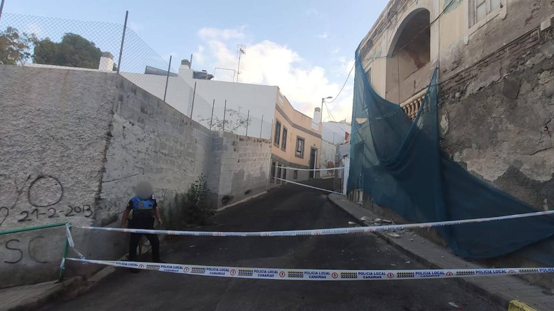 Un Coche Se Ve Afectado Al Caerle Encima Parte De Una Fachada De Un