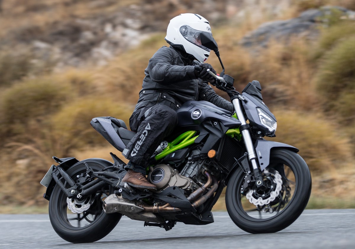 Así es una naked deportiva de última generación, la QJ Motor SRK 400