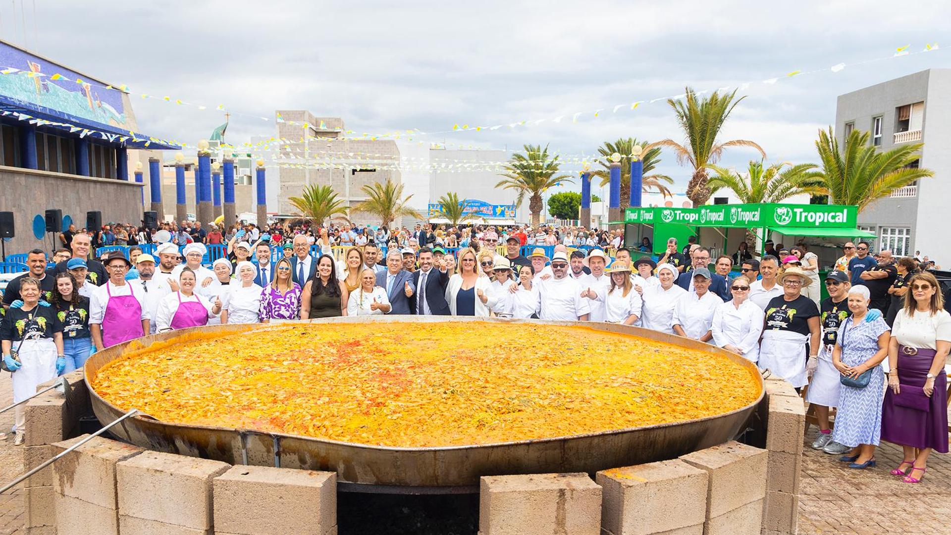 Más de 300 kilos de arroz y 5 000 personas para la paella gigante de El