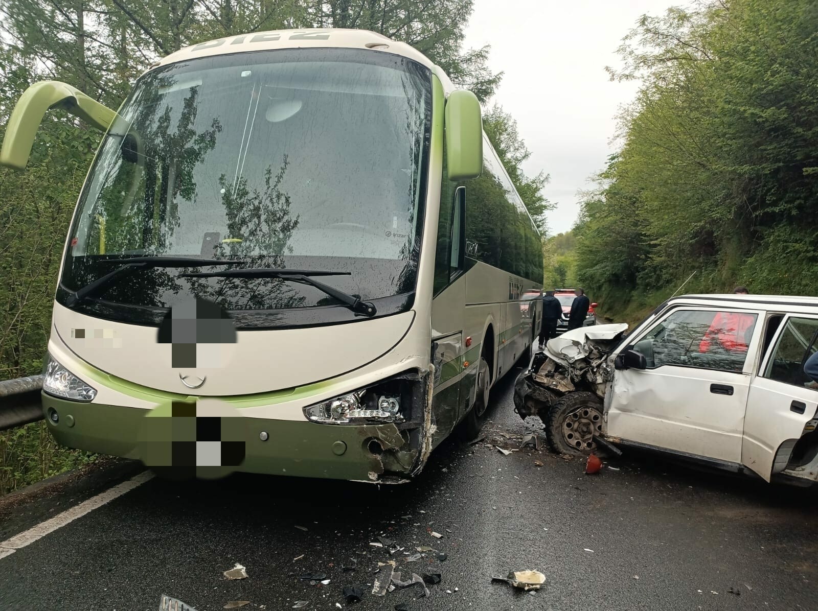 Cuatro personas heridas tras colisionar un autobús y un turismo en