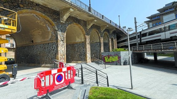 La Ca Da De Cascotes Obliga A Cerrar Por Seguridad Los Arcos Del