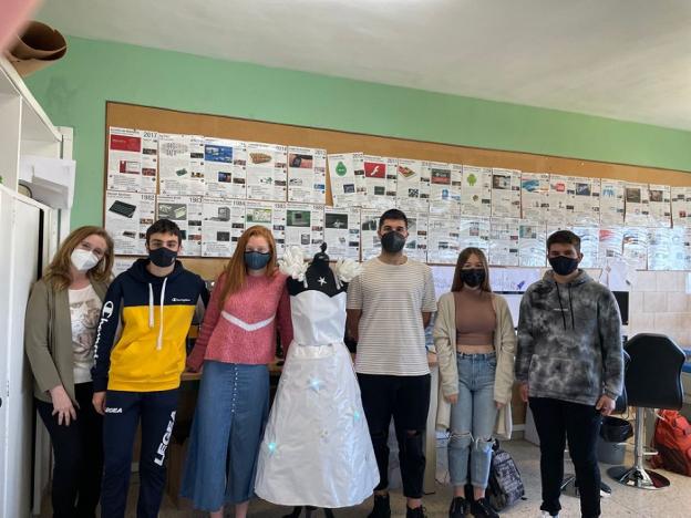 Alumnos Del Santo Ngel Crean Un Vestido Inteligente El Comercio