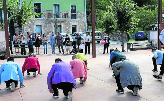 Cabrales Celebra Su Primera Boda Gay Con Un Espect Culo De Baile El