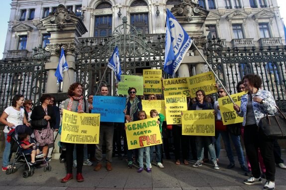 Decenas De Interinos Piden Ante La Junta Un Acuerdo Contra La