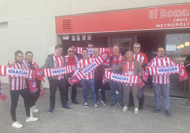 «Gracias», se lee en la bufanda que el Atlético dedica al Athletic