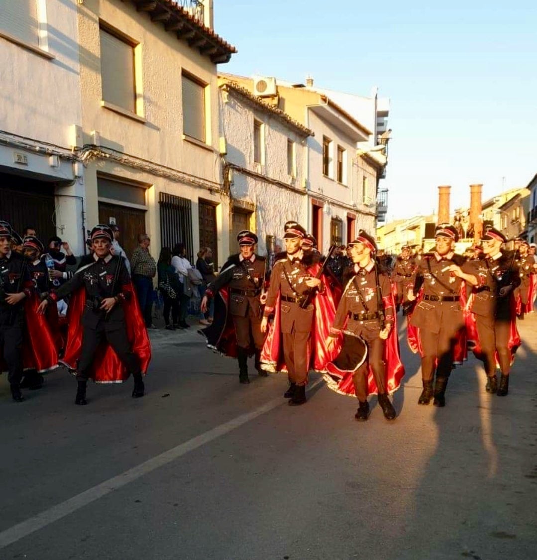 Pol Mica Con Una Comparsa De Carnaval Por Desfilar Con Disfraces Nazis