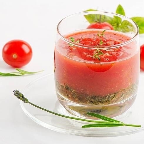 Gazpacho andaluz casero receta fácil del rey de la mesa en verano El