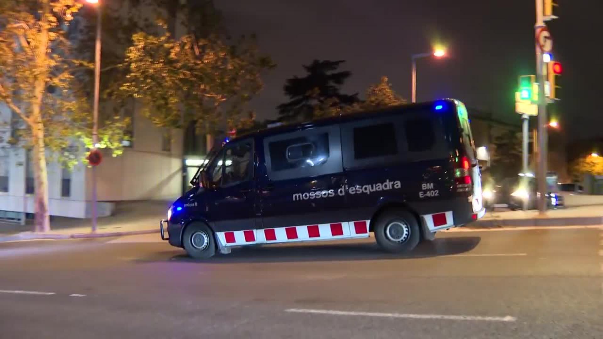 Unas Personas Protestan En Barcelona Contra El Desalojo De La Ru Na