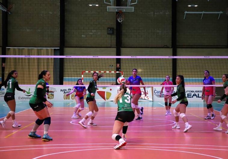 El Extremadura Arroyo vence por un rotundo 3-0 a Oviedo en busca del título