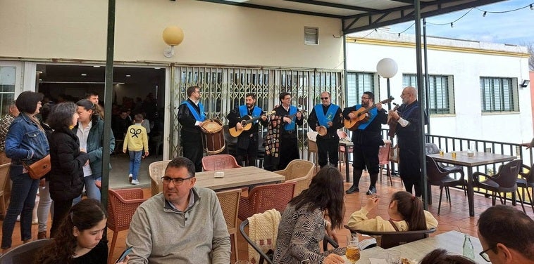 La Tuna de Villanueva de la Serena tocó en todos los establecimientos participantes en la Ruta de la tapa