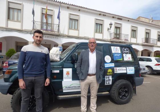 El alcalde, Francisco Martos, con Neme Fernández, tras hacer entrega del material escolar que repartiran durante el Raid.