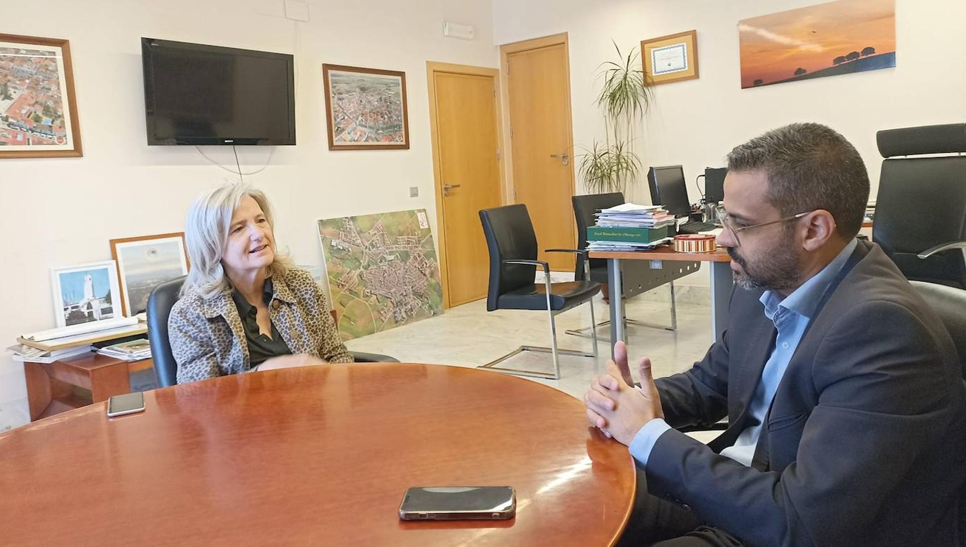 El alcalde recibe en la Alcaldía a la consejera de Cultura Victoria