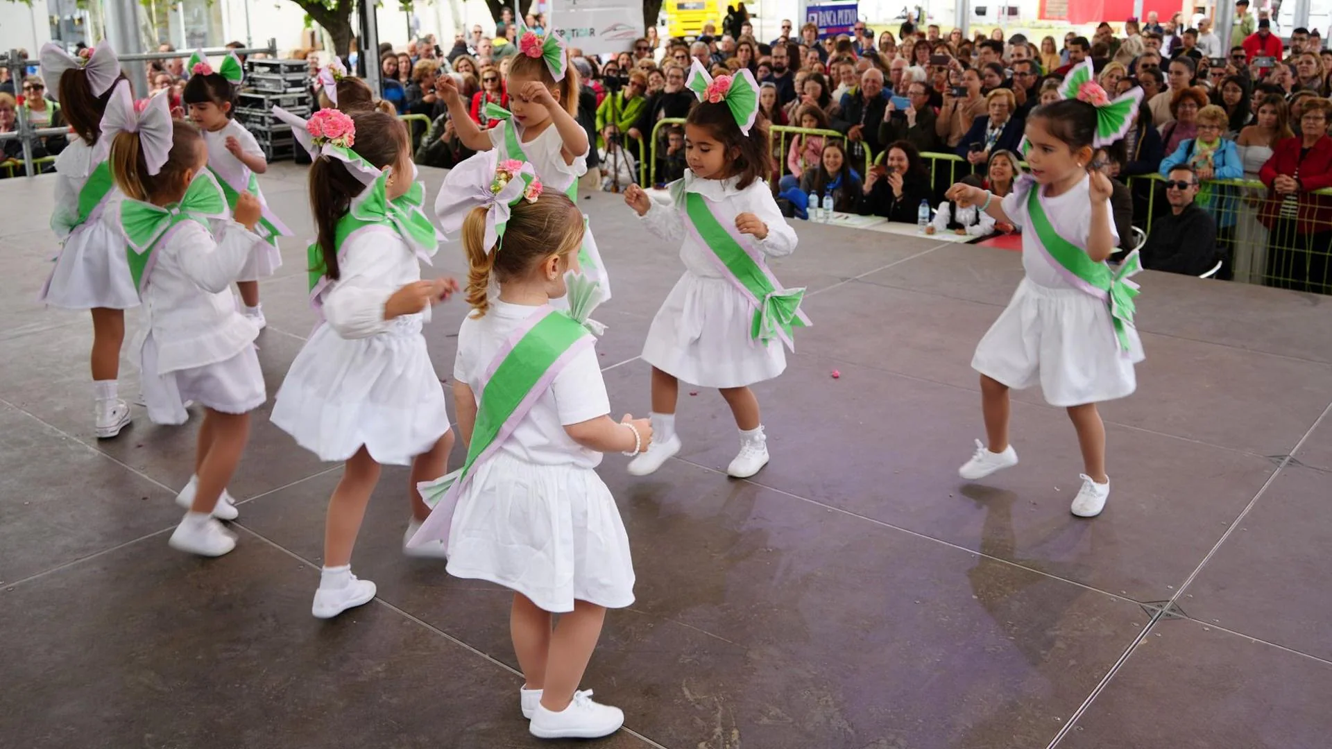 Unos Escolares Mantienen Viva La Tradici N De Las Mayas Hoy