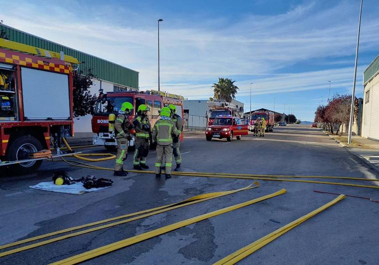 Sucesos Un Incendio En Una Nave De Miajadas Calcina Un Cami N Y