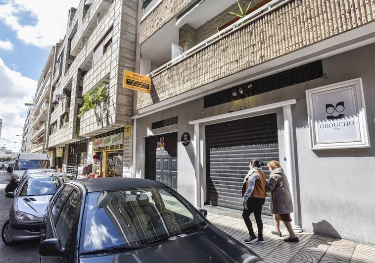 Dos Hombres Se Bajan De Un Coche Y Le Roban El Reloj A Una Anciana De