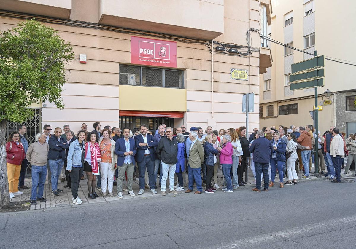 Decenas De Personas Se Concentran En Las Sedes Del Psoe En Extremadura