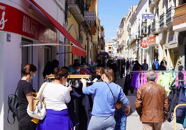 El comercio tradicional de Berja se instala en la calle