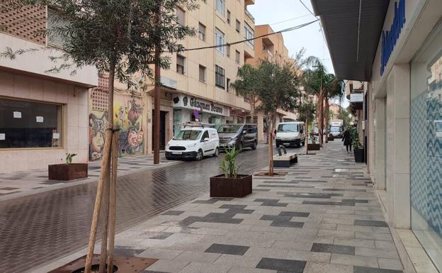 Vecinos y comerciantes de la calle Cervantes demandan medidas para devolverle la vida