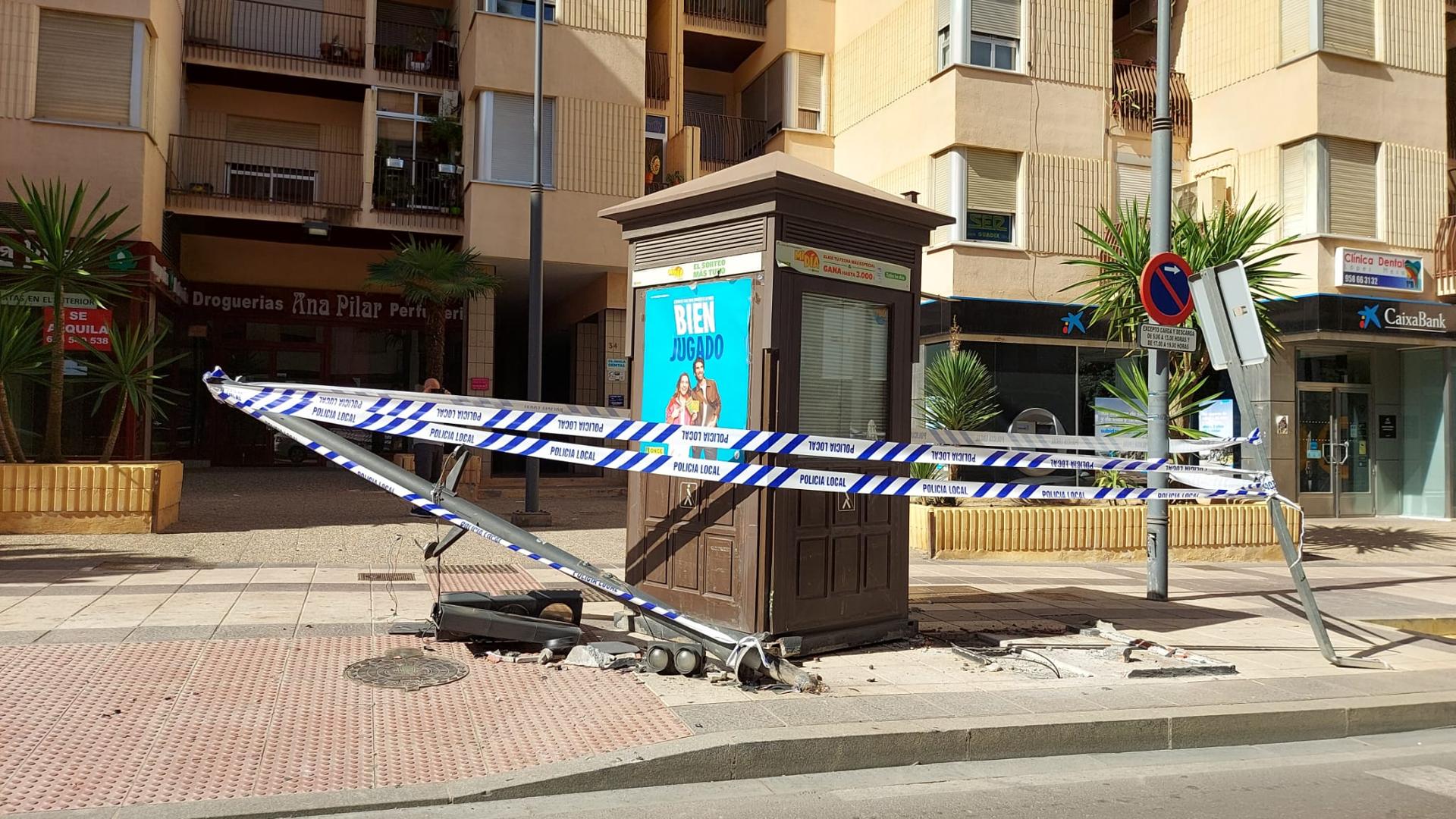 Accidente En Granada Un Conductor Ebrio Estampa Su Coche En El Centro