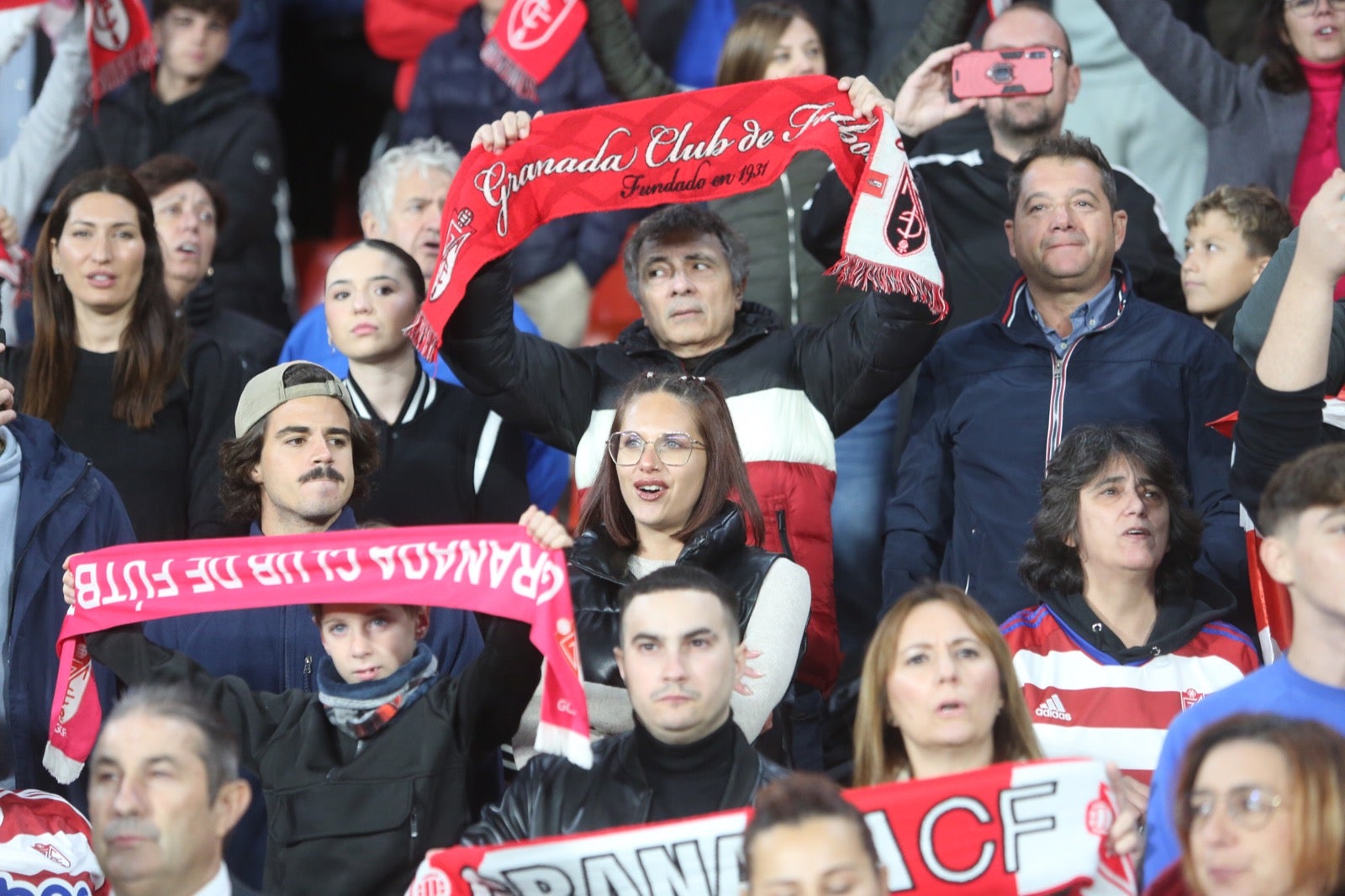 Encuéntrate en la grada de Los Cármenes en el Granada Villarreal Ideal