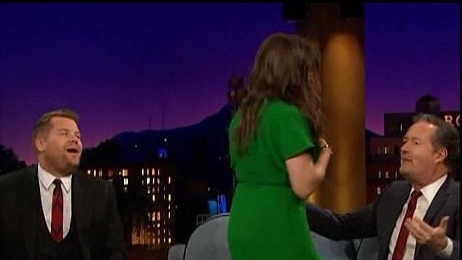 Mayim Bialik enseña los pechos en directo en la TV americana Ideal