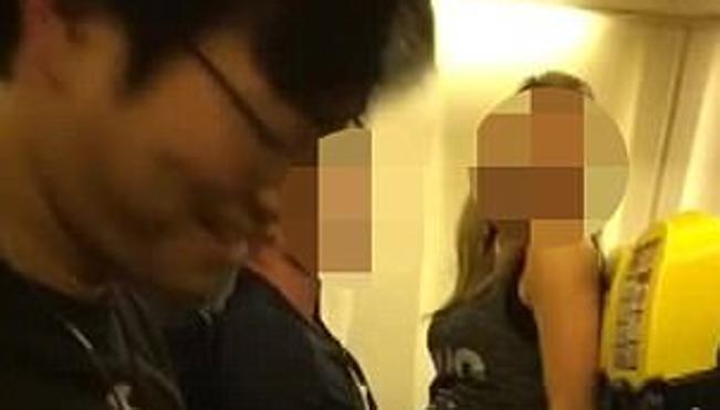 Graban a una pareja teniendo sexo en un avión de Ryanair ante todos los