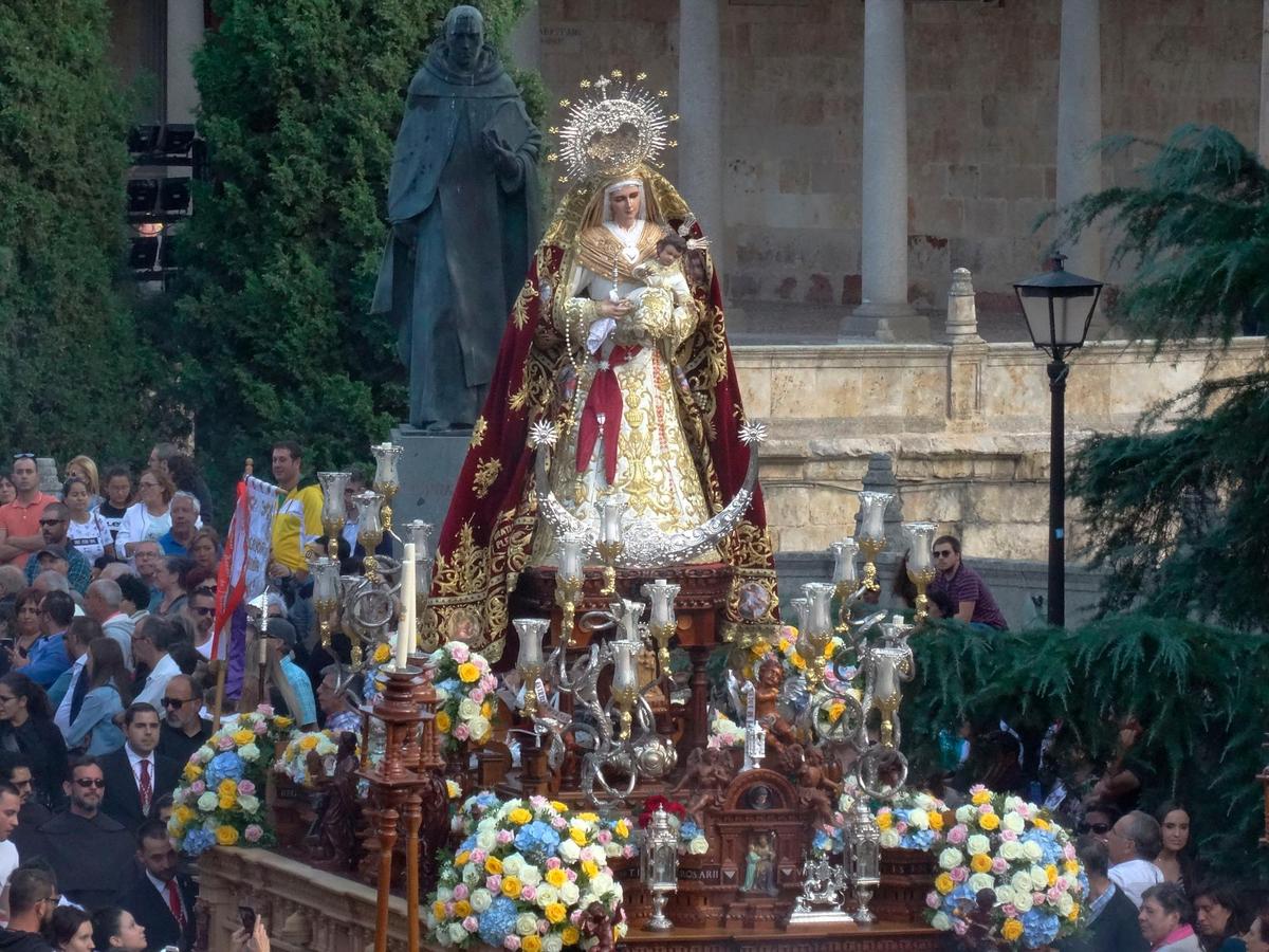 La Virgen Del Rosario Recorre Las Calles De Salamanca Arropada Por Los