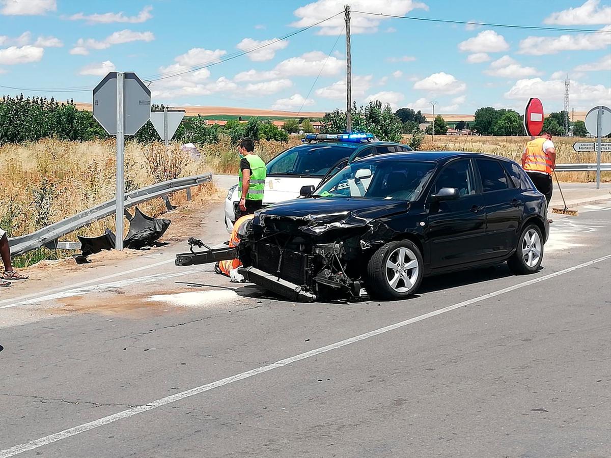 Una mujer herida en una colisión de dos turismos en Aldearrubia La