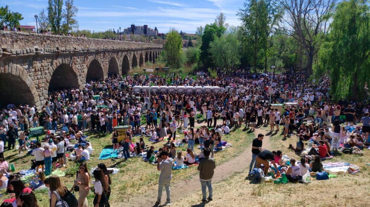 Miles De Personas Abarrotan La Ribera Del Tormes En Las Inmediaciones