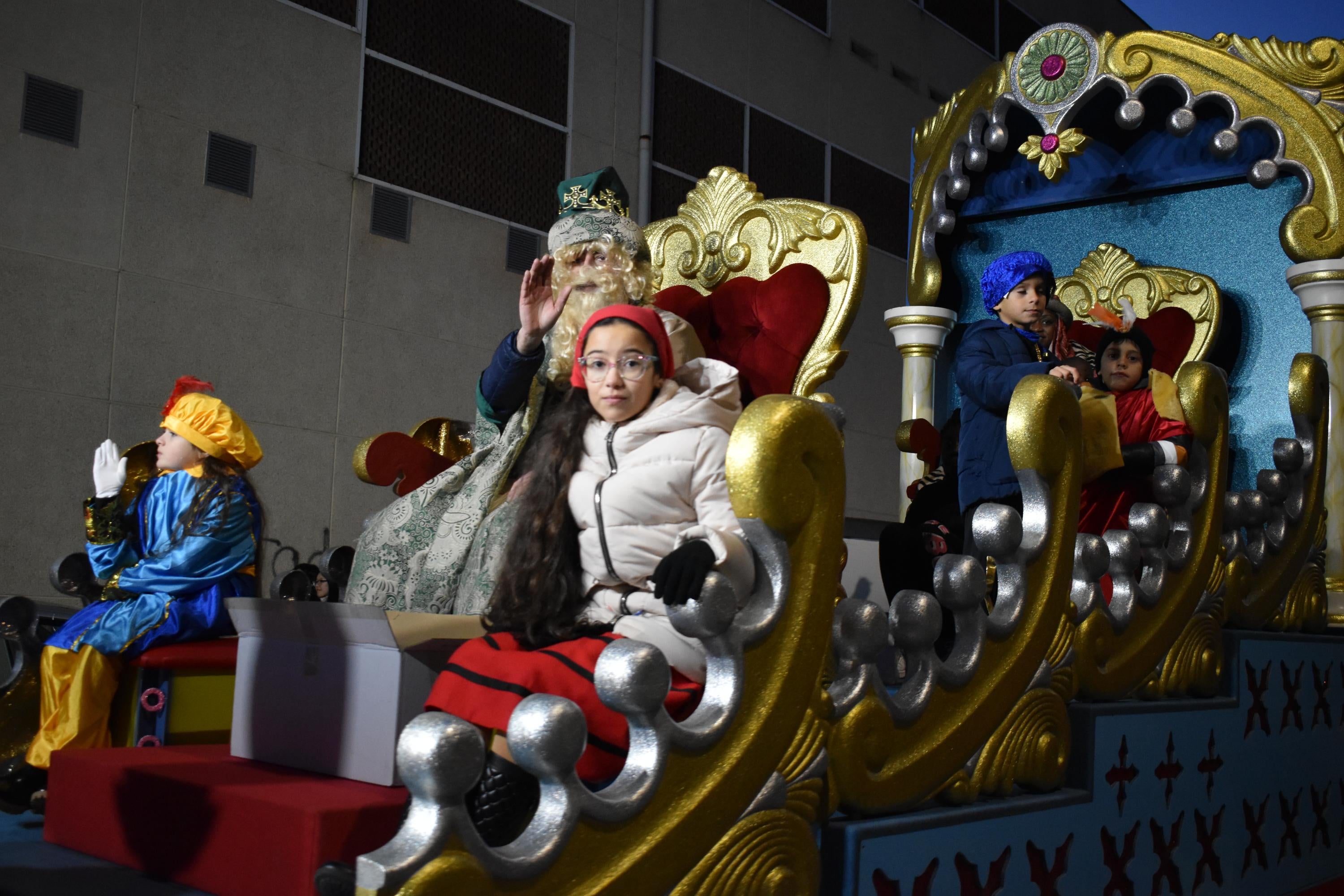 Las sonrisas de los niños arropan a los Reyes en su paso por Villares