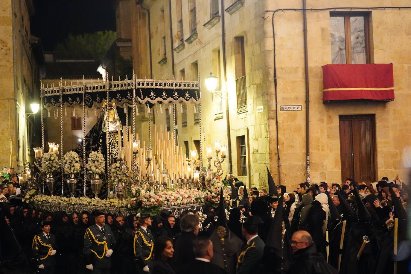 En Im Genes Cientos De Fieles Acompa An A La Soledad En Su Noche De