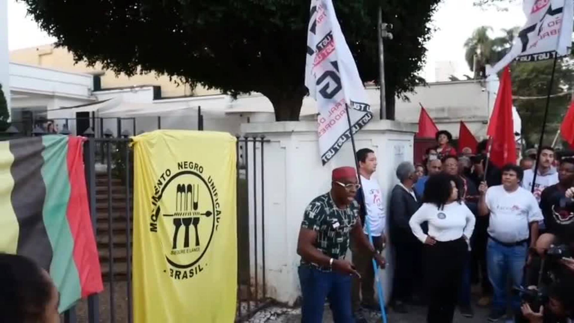 Decenas De Personas Protestan Ante El Consulado Espa Ol De Sao Paulo