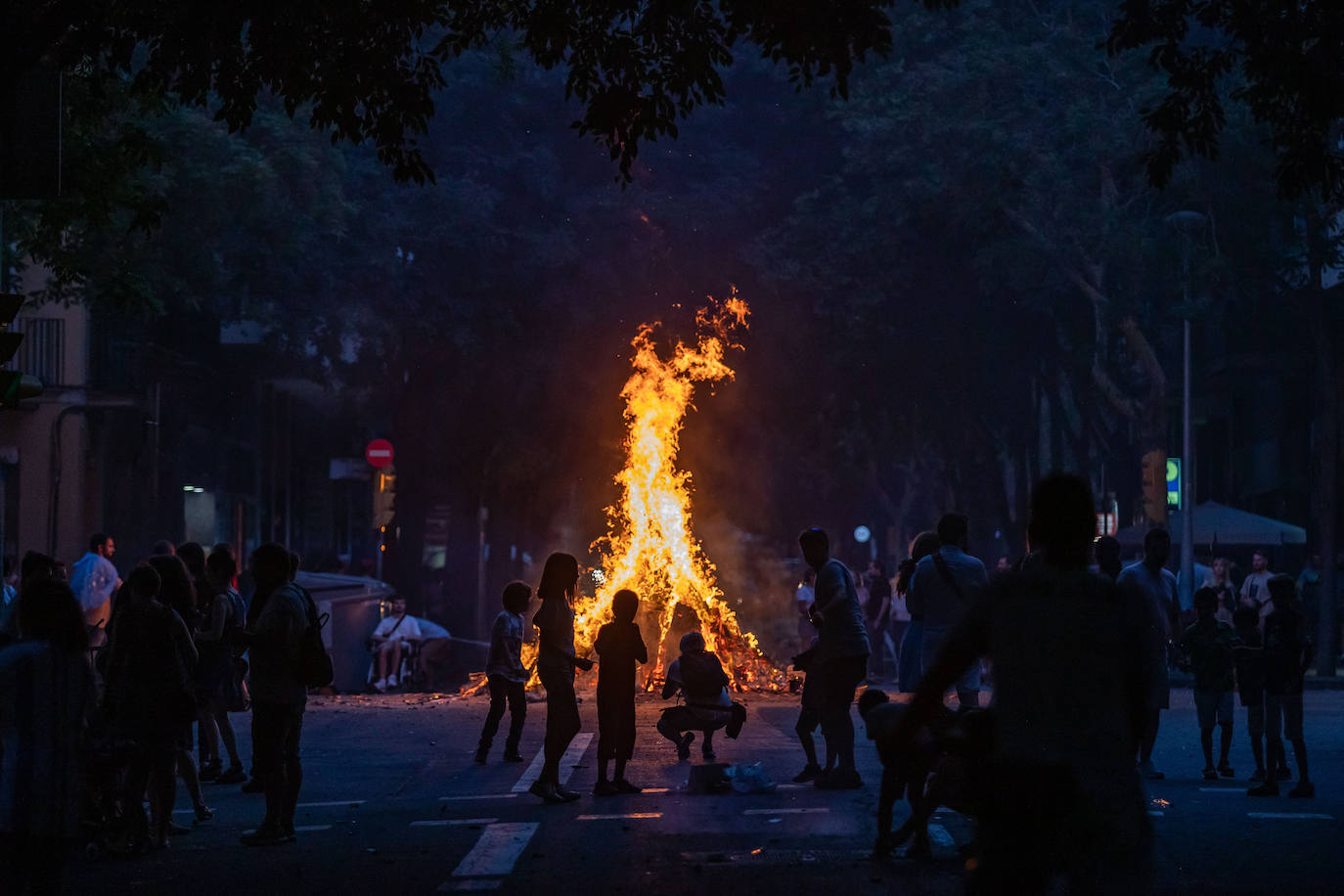 Noche De San Juan En Valencia Miles De Personas Celebran La Noche De