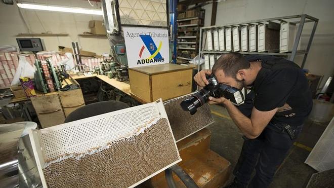 Desmantelada en Vitoria la mayor fábrica de tabaco ilegal de España