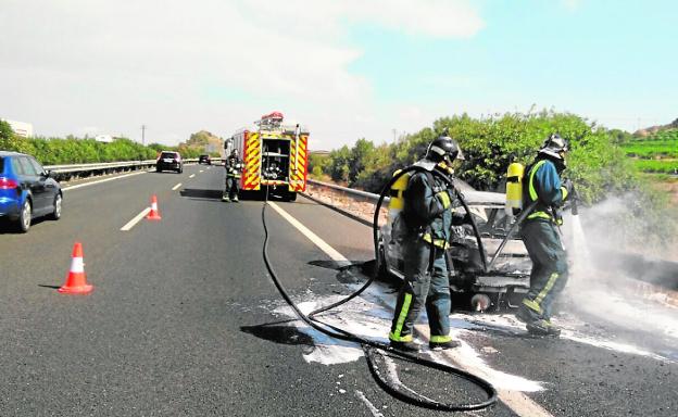 Un Incendio Calcina Un Coche En La Autov A A La Verdad