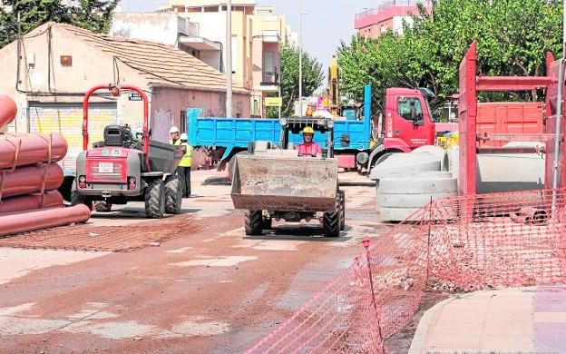 Avanzan Las Obras Antirriadas En La Calle Peroni O Y Para Asegurar Los