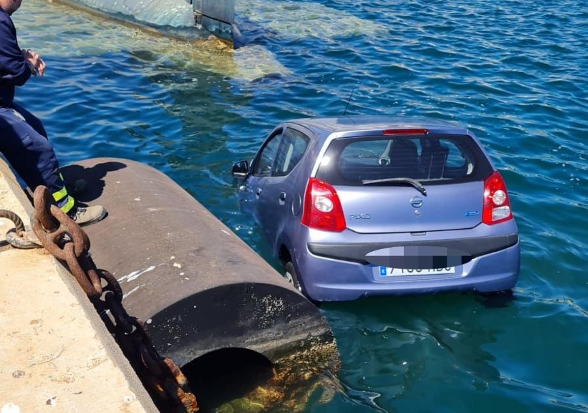 Olvida Poner El Freno De Mano Y Su Coche Cae Al Mar En Cartagena La