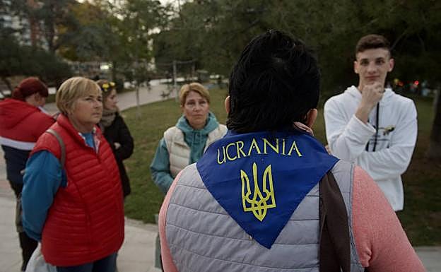 Miembros de la Asociación de Ucranianos y compatriotas, ayer, en la Plaza de la Cruz Roja de Murcia.
