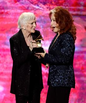 Imagen secundaria 2 — Harry Styles, recibiendo el Grammy al álbum del año; Lizzo, recibiendo el de grabación del año, y Jill Biden, entregando a Bonnie Raitt el de canción del año. 