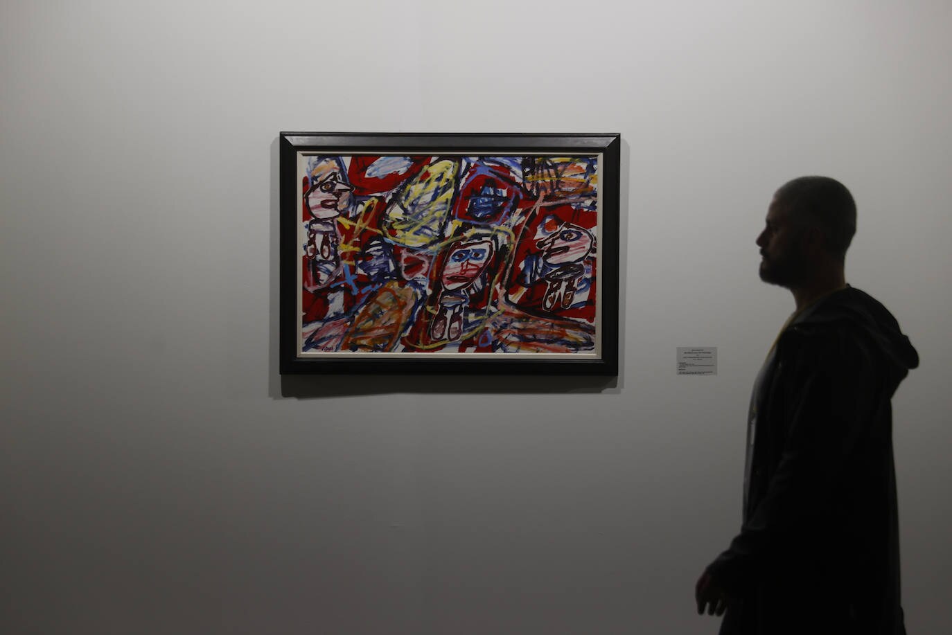 Un visitante pasa junto a una obra del artista Jean Dubuffet