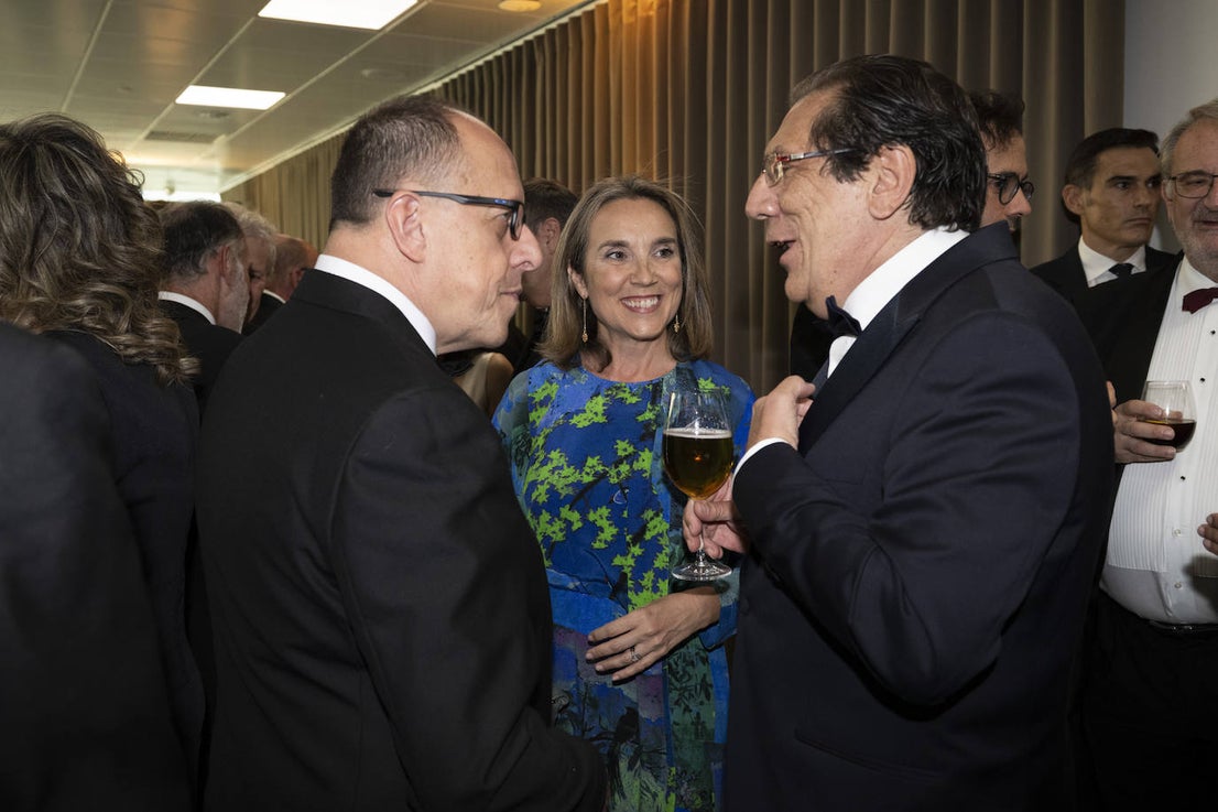 José A. Pérez, jefe de Nacional de ABC, Cuca Gamarra, vicesecretaria de Regeneración Institucional del Partido Popular, y Enrique Arnaldo, magistrado del Tribunal Constitucional, hablan durante el cóctel