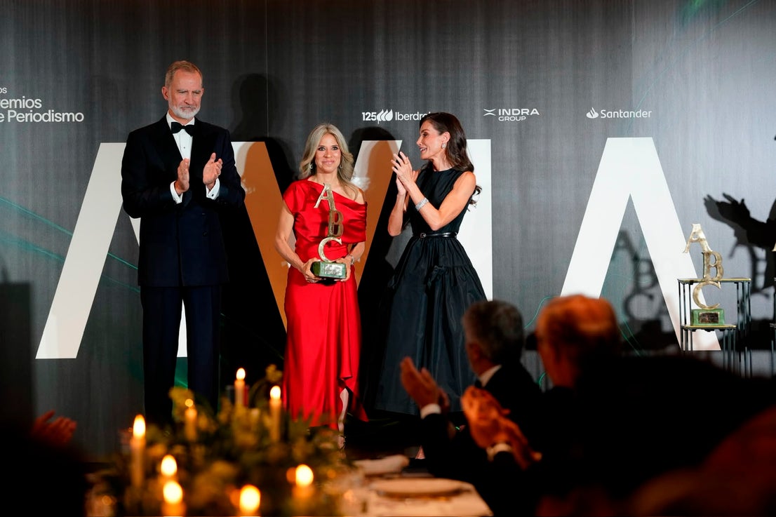 El Rey Felipe VI y la Reina Letizia entregan el premio Mariano de Cavia a Karina Sainz Borgo, columnista de ABC