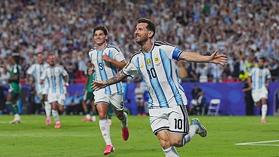 Un triplete de Messi ilusiona a Argentina y hace soñar a su país con otra estrella