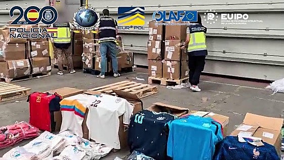 Golpe a la falsificación de camisetas en pleno Mundial: intervenidas más de 66.000 camisetas y 95 detenidos