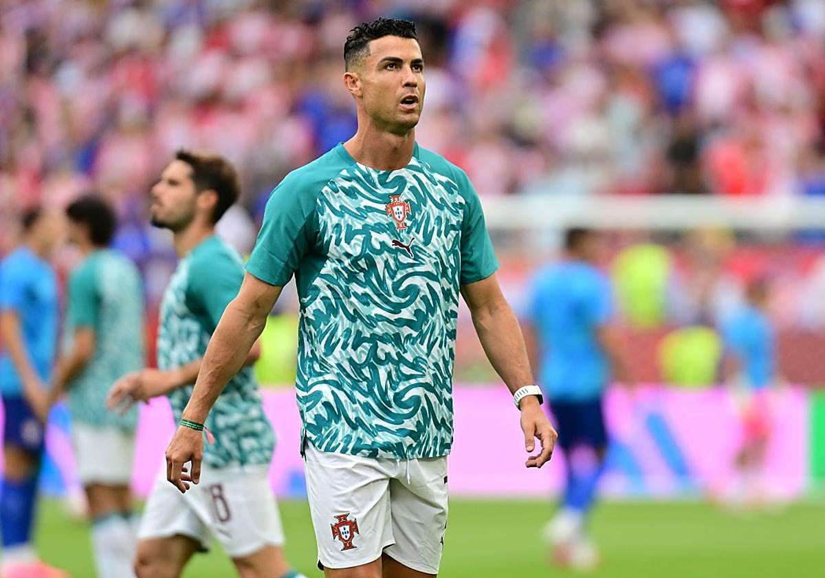 Cristiano Ronaldo calienta antes del partido contra Croacia