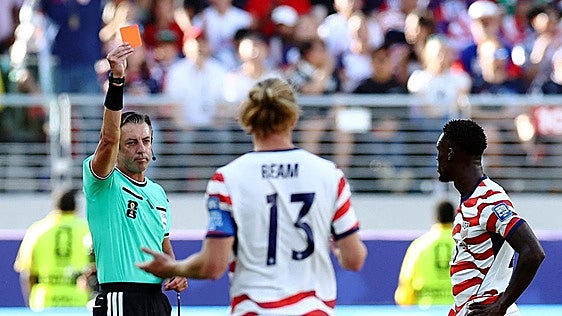 El escándalo por el perdonazo crece: Bélgica impugnará el partido si Estados Unidos alinea a Balogun